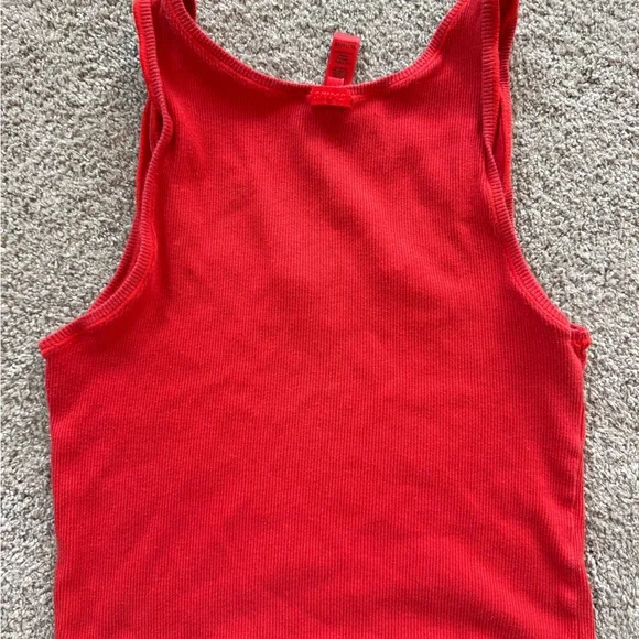SKIMS Red Ribbed Tank Top - Picture 4 of 5